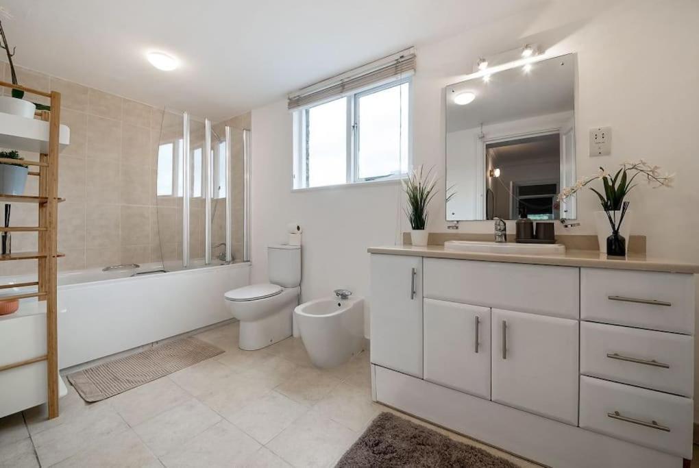 Knightsbridge Two Bed Apartment London Bagian luar foto