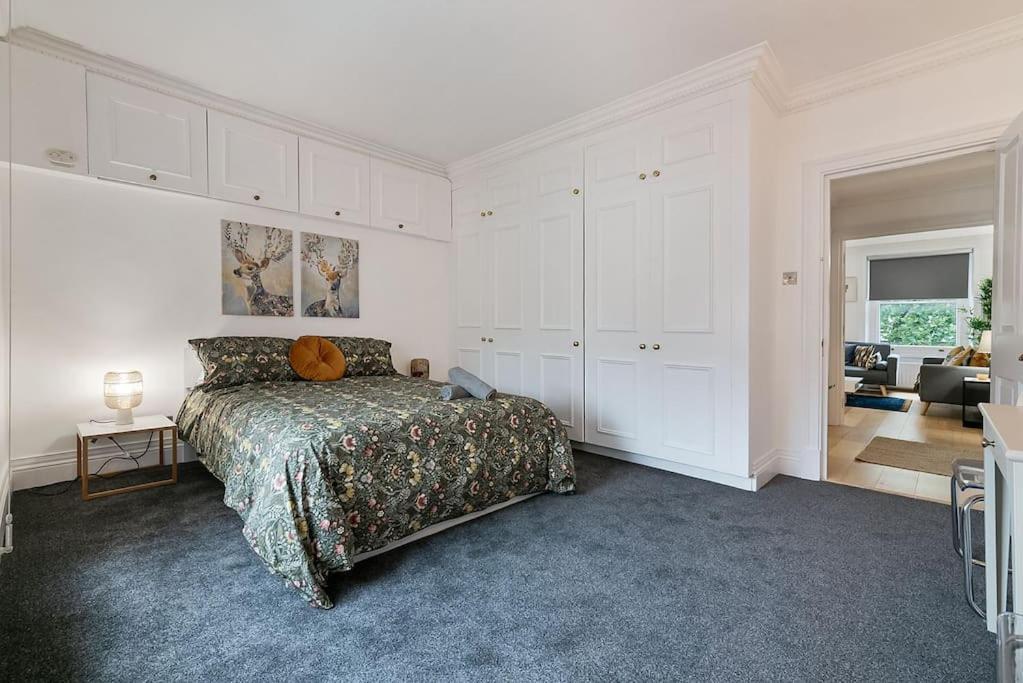 Knightsbridge Two Bed Apartment London Bagian luar foto