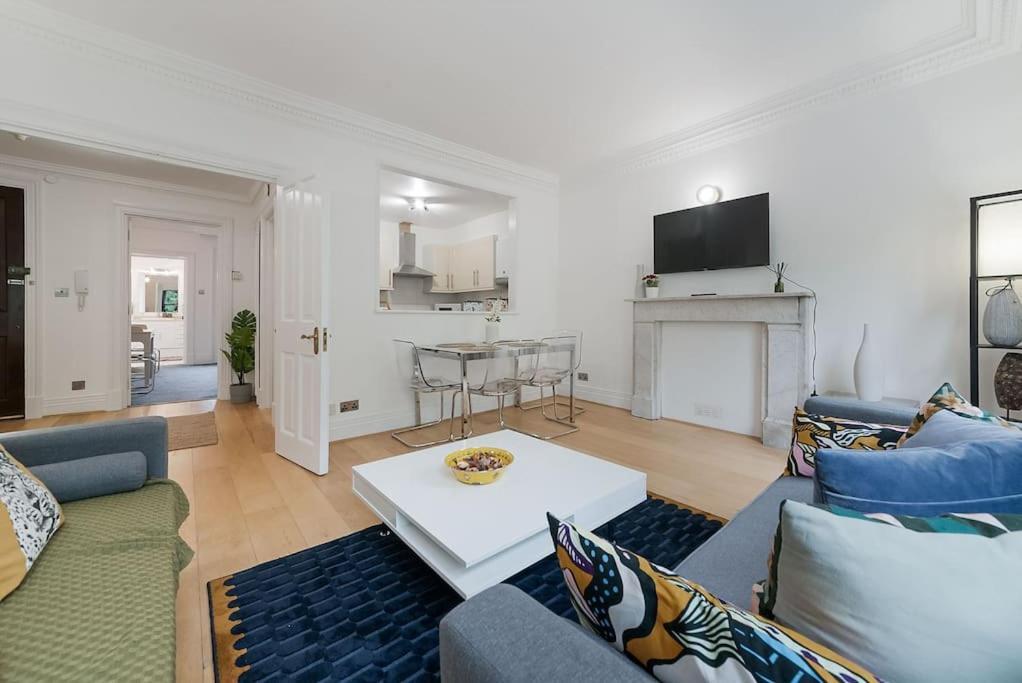 Knightsbridge Two Bed Apartment London Bagian luar foto