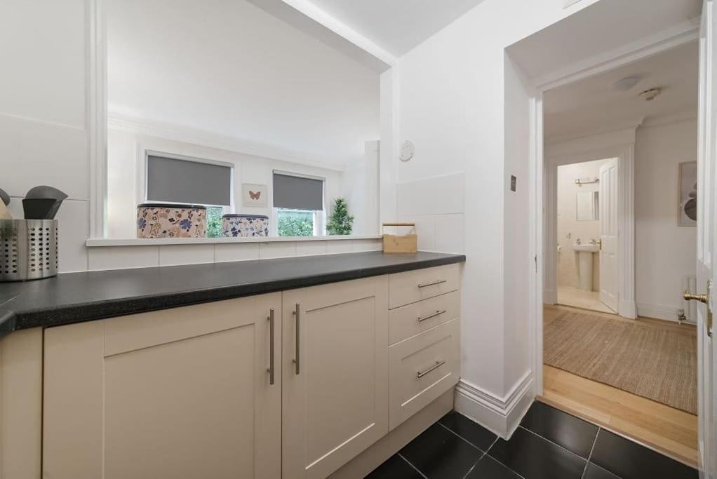 Knightsbridge Two Bed Apartment London Bagian luar foto
